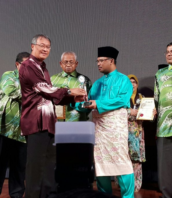 Pgrh ketika menerima anugerah[1]